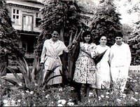 Betegtársakkal a kakasszéki Gyógyintézet udvarán - négy pár mankó a fűben, ami nem látható